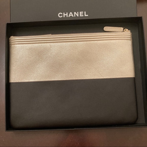 Chanel
Bicolor Boy O Case Clutch Metallic Goatskin and Calfskin Medium - Picture 2 of 7